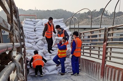 协同增效，保障运输——云天化磷化集团饲钙销售团队积极参与铁路装车及货物打包服务