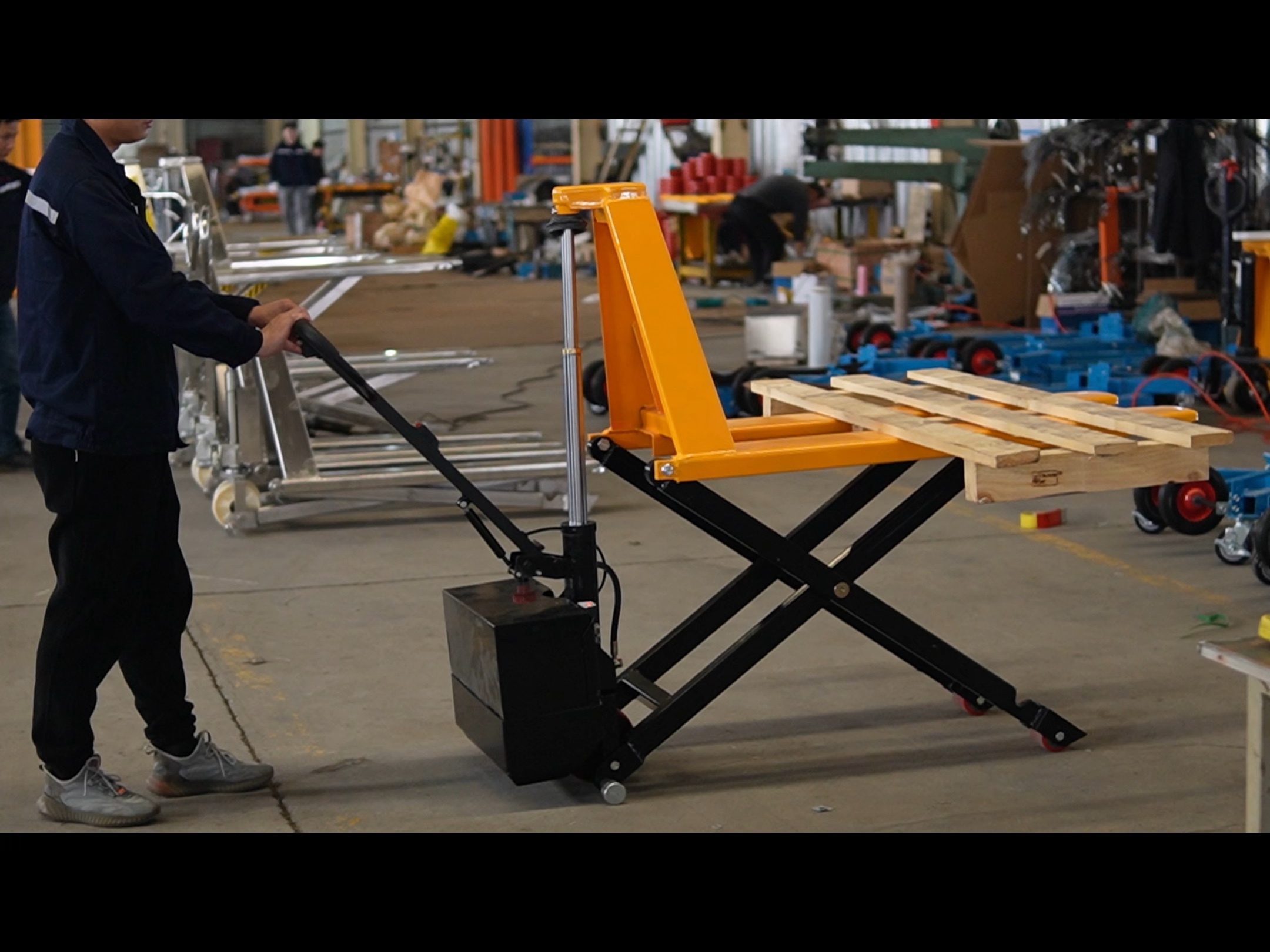 搬运革命 电动装卸货神器让你的干活不再困难！