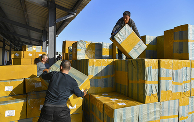 新疆巴克图口岸新春外贸迎来“开门红”，运输货物打包服务助力贸易畅通